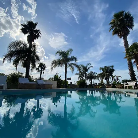 Ada Pool בית אירוח וגלי